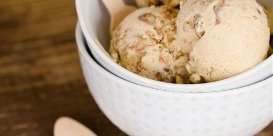 Сливочное мороженое с жареным пеканом