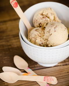 Сливочное мороженое с жареным пеканом