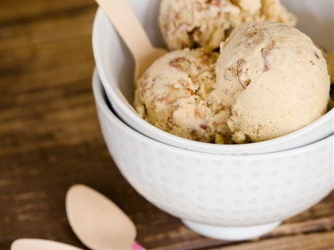 Рецепт сливочного мороженого с жареным пеканом