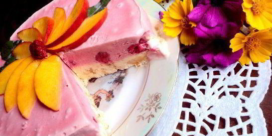 Торт-мороженое с меренгой и фруктами