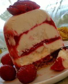 Творожный торт-мороженое с клубникой