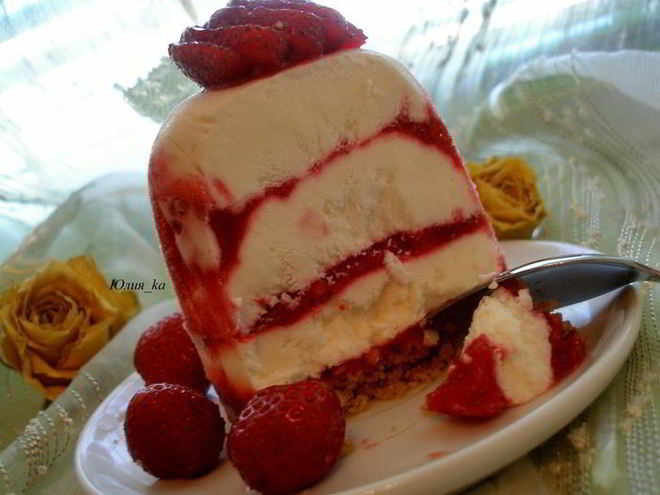 Рецепт творожного торта-мороженого с клубникой