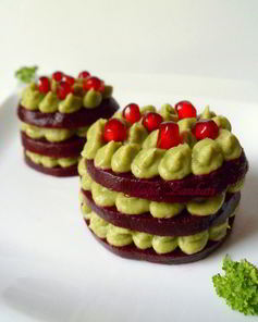 Башенки из свеклы с муссом из авокадо