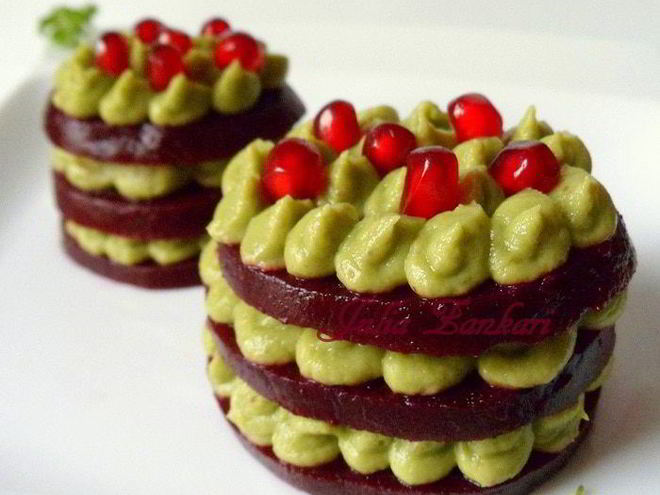 Рецепт башенок из свеклы с муссом из авокадо