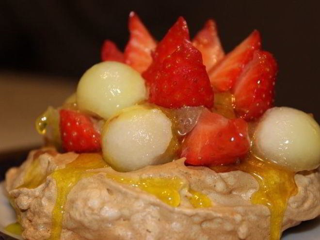 Рецепт безе с шоколадным муссом и фруктами