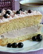 Бисквит с нежным сливочно-смородиновым муссом