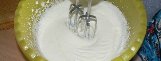 бисквит с нежным сливочно-смородиновым муссом. Шаг 4