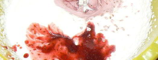 бисквит с нежным сливочно-смородиновым муссом. Шаг 5