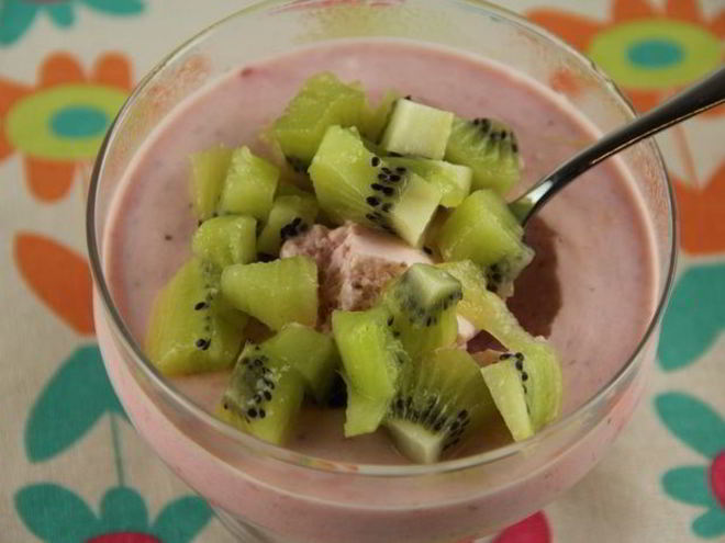 Рецепт йогуртова-клубничного мусс с киви