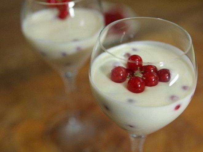 Рецепт йогуртового мусса с красной смородиной