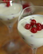 Йогуртовый мусс с красной смородиной