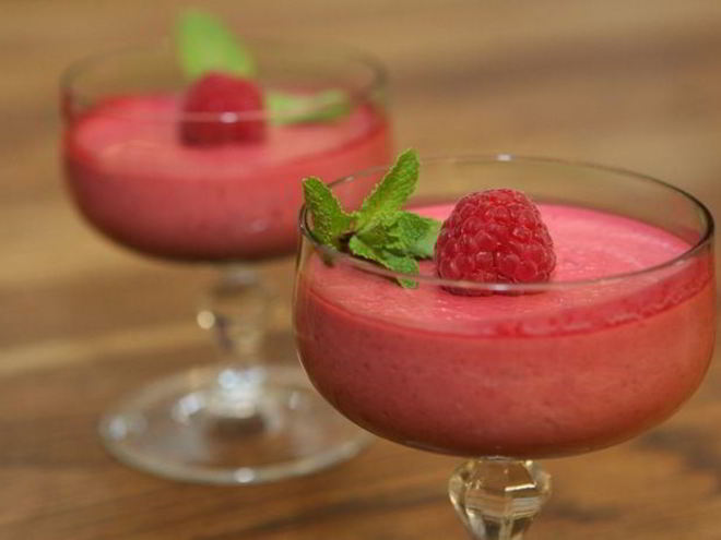 Рецепт йогуртового мусса с малиной и мятой