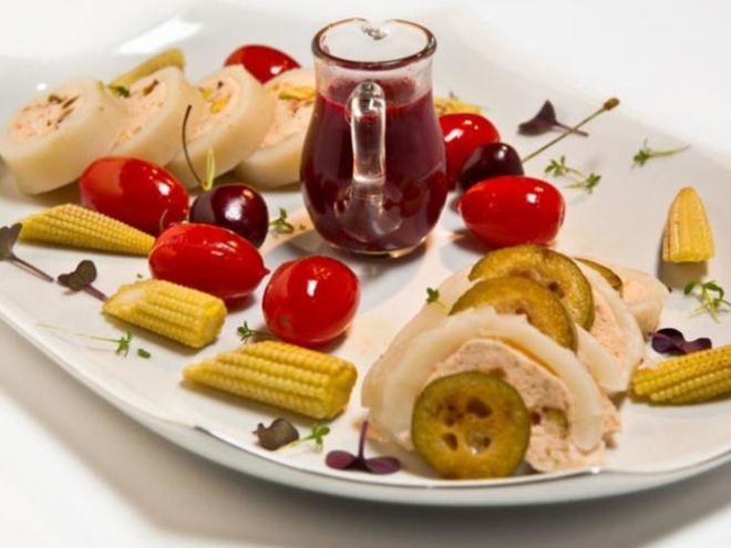 Рецепт кальмара с муссом из лосося под вишневым соусом