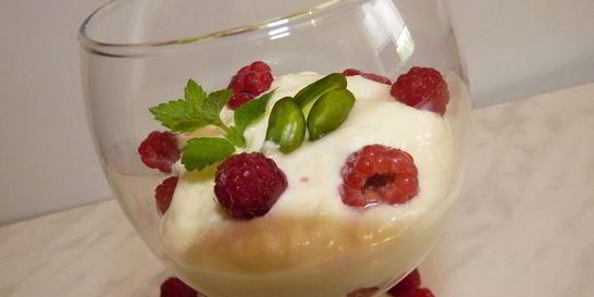 Мусс из белого шоколада с малиной