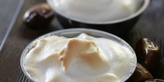 Мусс из фиников со взбитыми сливками