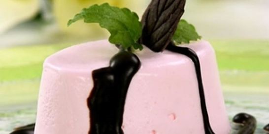 Мусс молочный с шоколадным соусом