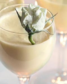 Шоколадныи мусс с засахаренными розами