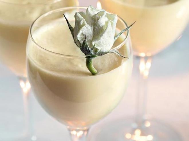 Рецепт шоколадныев мусс с засахаренными розами