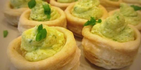 Волованы с муссом из масла, икры и петрушки