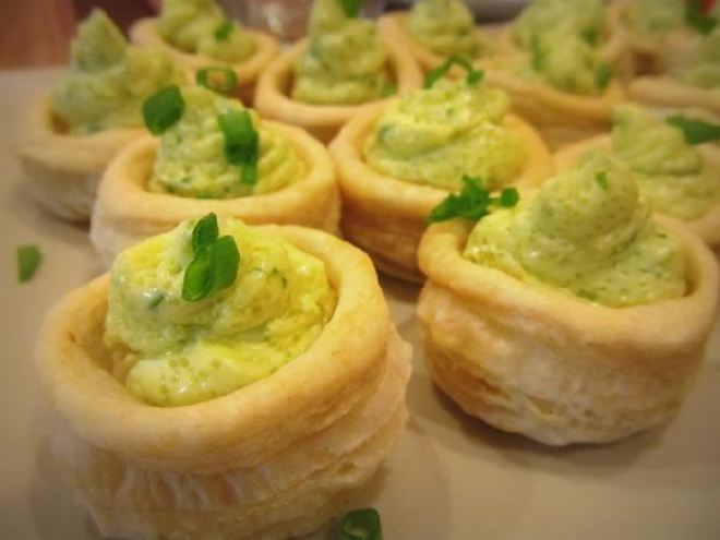 Рецепт волованов с муссом из масла, икры и петрушки