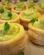 Волованы с муссом из масла, икры и петрушки