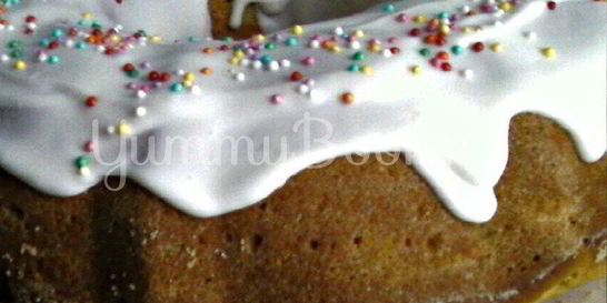 Кулич с белой шоколадной глазурью