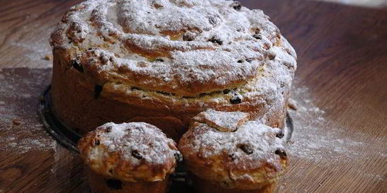Кулич с миндалем и изюмом