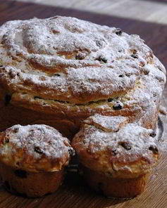 Кулич с миндалем и изюмом