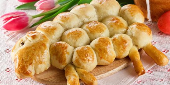 Пасхальная выпечка Барашек с изюмом