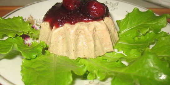 Печеночный пудинг с вишневым соусом