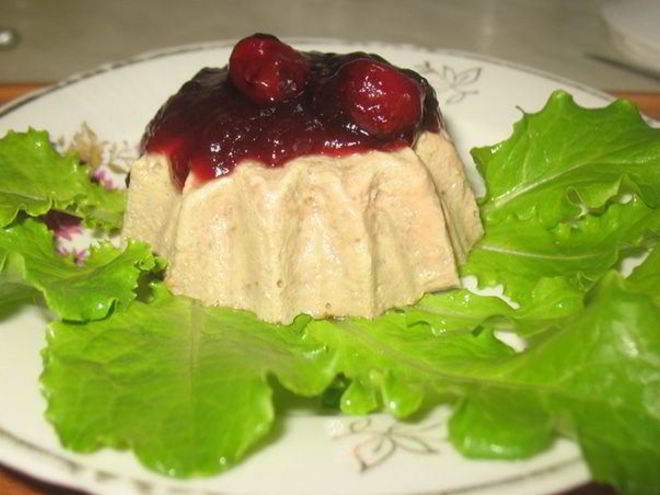 Рецепт печеночного пудинга с вишневым соусом