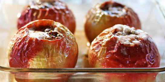 Печеное яблоко в духовке