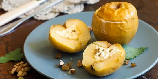 Печеные яблоки с творогом в духовке