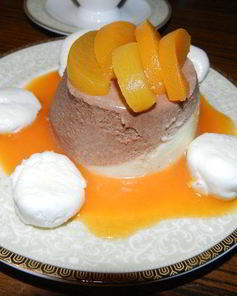 Шоколадно-фруктовый баваруа с маринованными персиками, абрикосовым кули и нежнейшими меренгами