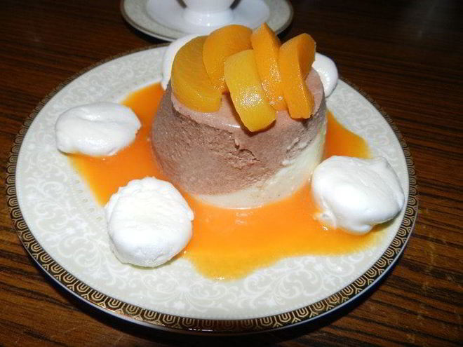 Рецепт шоколадна-фруктового баваруа с маринованными персиками, абрикосовым кули и нежнейшими меренгами