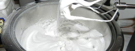 шоколадно-фруктовый баваруа с маринованными персиками, абрикосовым кули и нежнейшими меренгами. Шаг 6