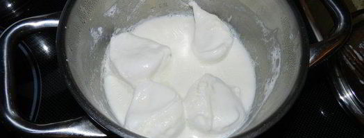 шоколадно-фруктовый баваруа с маринованными персиками, абрикосовым кули и нежнейшими меренгами. Шаг 7