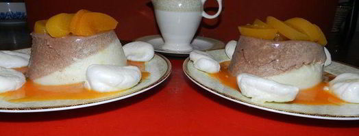 шоколадно-фруктовый баваруа с маринованными персиками, абрикосовым кули и нежнейшими меренгами. Шаг 8