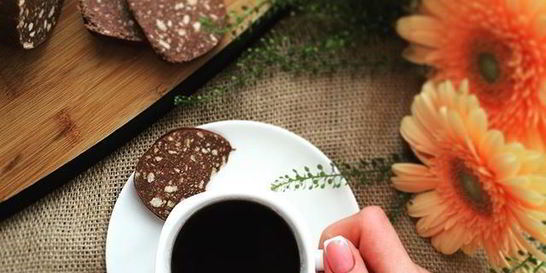 Сладкая колбаска с орехами и цукатами