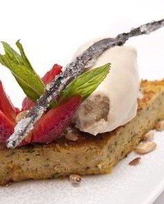 Сладкий пудинг из мацы и творога с орехами пекан и изюмом