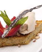 Сладкий пудинг из мацы и творога с орехами пекан и изюмом