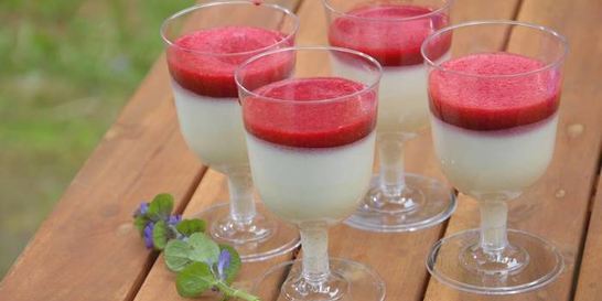 Сметанная панна котта с вишневым соусом