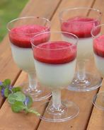 Сметанная панна котта с вишневым соусом