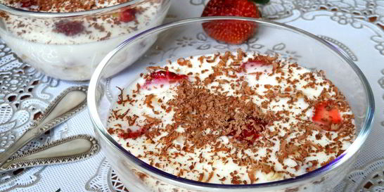 Сметанное желе с бананом и клубникой