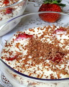 Сметанное желе с бананом и клубникой