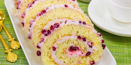 Бисквитный рулет с брусничным суфле