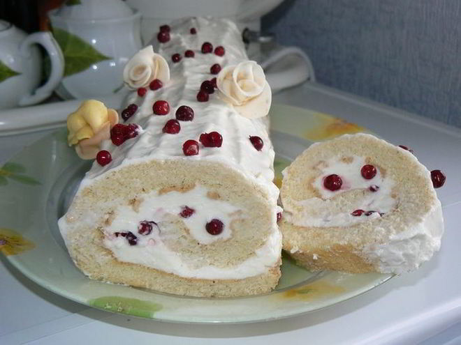 Рецепт рулета с суфле и брусникой