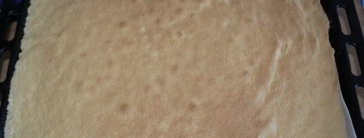 рулет с суфле и брусникой. Шаг 3