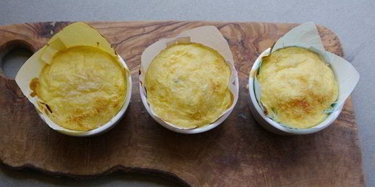 Суфле с горошком, грюйером и розовым перцем