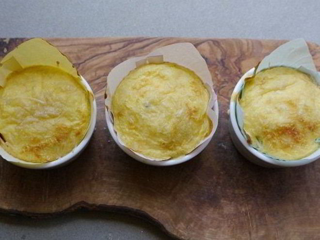 Рецепт суфле с горошком, грюйером и розовым перцем